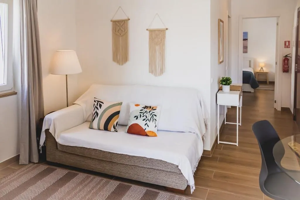 Lovely & Bright Renovated Apt. W/ Balcony In Lagos