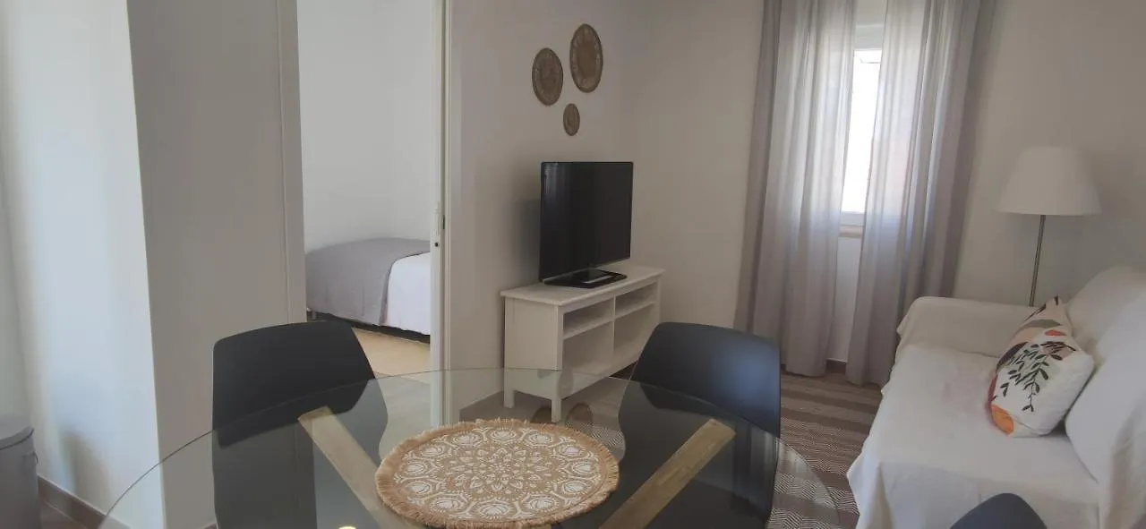 Apartment Lovely & Bright Renovated Apt. W/ Balcony In Lagos