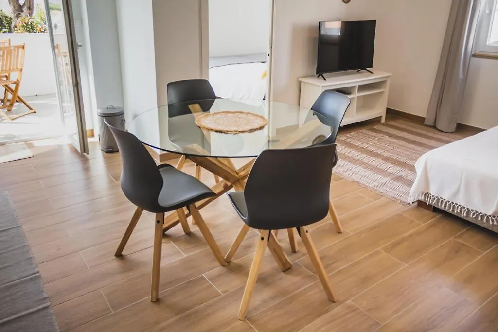 Apartment Lovely & Bright Renovated Apt. W/ Balcony In Lagos
