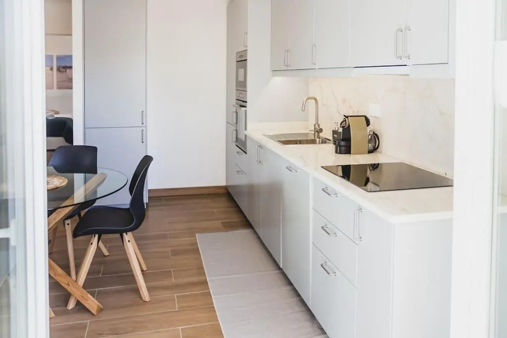Lovely & Bright Renovated Apt. W/ Balcony In Lagos 0*,